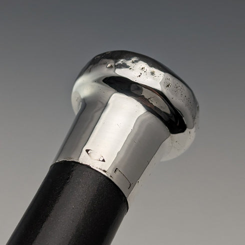 Circa 1925 British vintage gentleman's walking stick, made of sterling silver, round handle, black shaft, 86cm